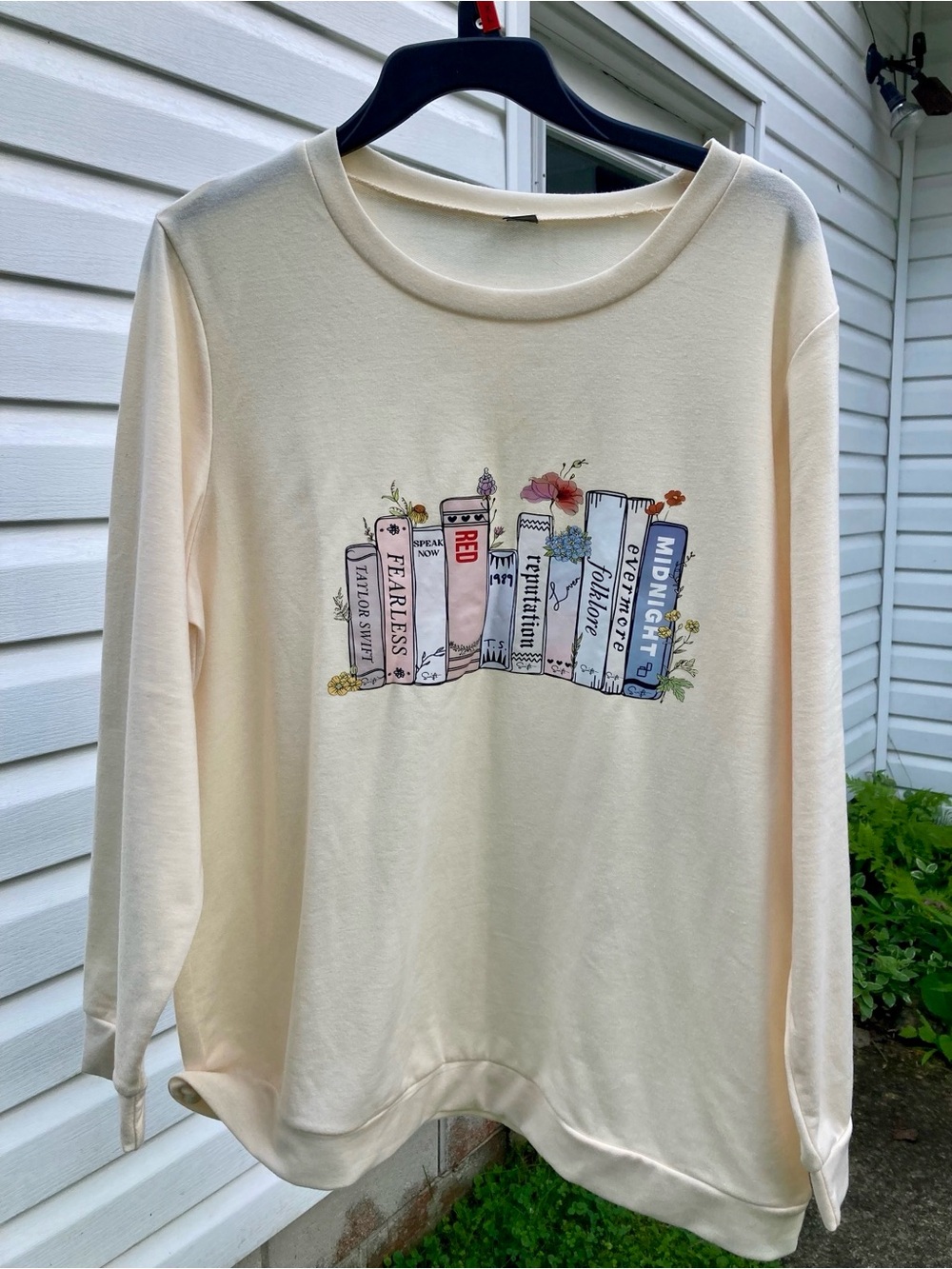 Women’s Taylor Swift Songs Album Books Graphic Cream Sweatshirt Sz XL by Curve